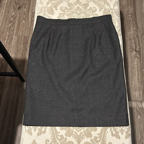 VALENTINO BOUTIQUE GREY SKIRT. MADE IN ITALY - Picture 12 of 13